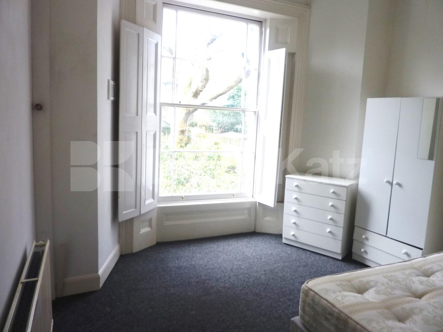 			HUGE ONE BED!, 1 Bedroom, 1 bath, 1 reception Flat			 St Augustines Road, CAMDEN SQUARE 